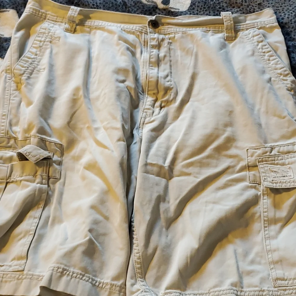 Levi's Men’s Cream Cargo Shorts - Classic Pocket Detail